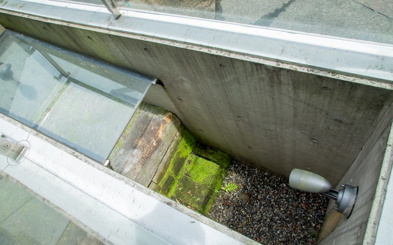 見学窓からは史跡となっているプラットホームの遺構を見ることができる。 