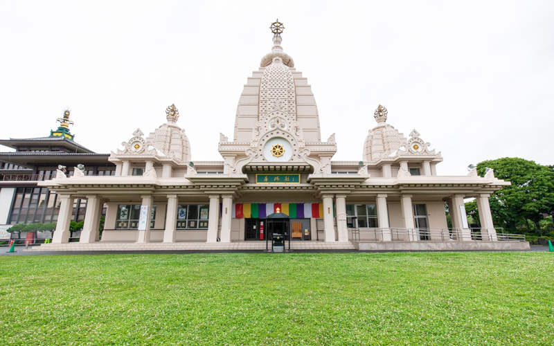 「薬師瑠璃光如来像」や「十二神将像」が奉安されている「薬師殿」は、インドのブッダガヤの大塔をモチーフにしている。