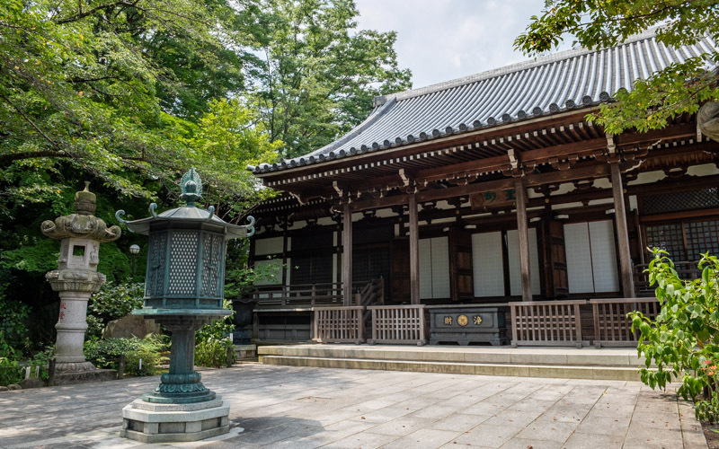 高幡山の総本山「大日堂」には「大日如来像」が安置されている。※参拝料別途。入口は階段になっているため、車椅子のまま入ることはできない。