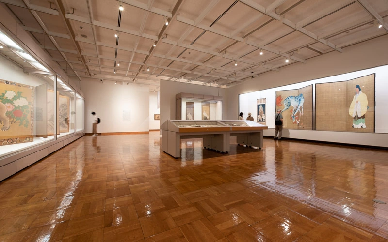 7階、8階の企画展示室ではさまざまな企画展が開催される。フラットな作りになっており、車椅子でもゆっくりと鑑賞することができる。									