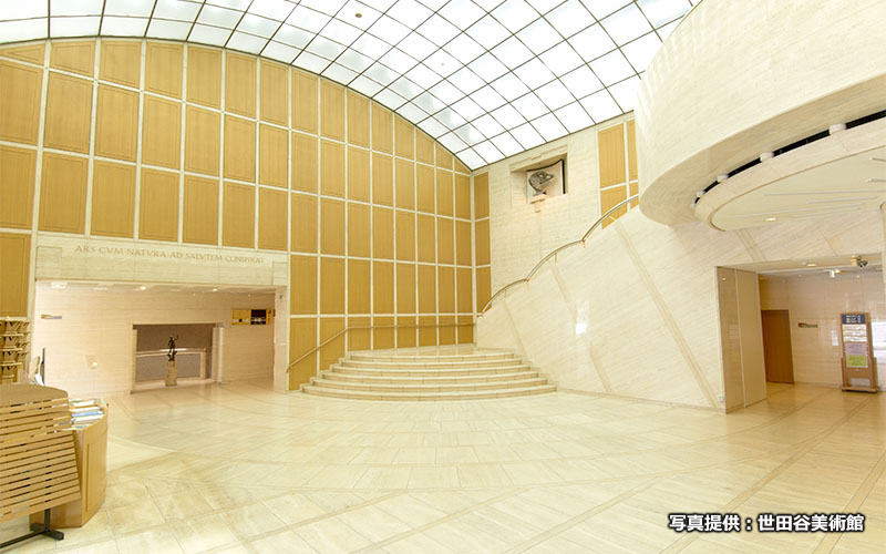 設計は建築家の内井昭蔵氏が担当しており、この建物で毎日芸術賞・日本芸術院賞を受賞している。	