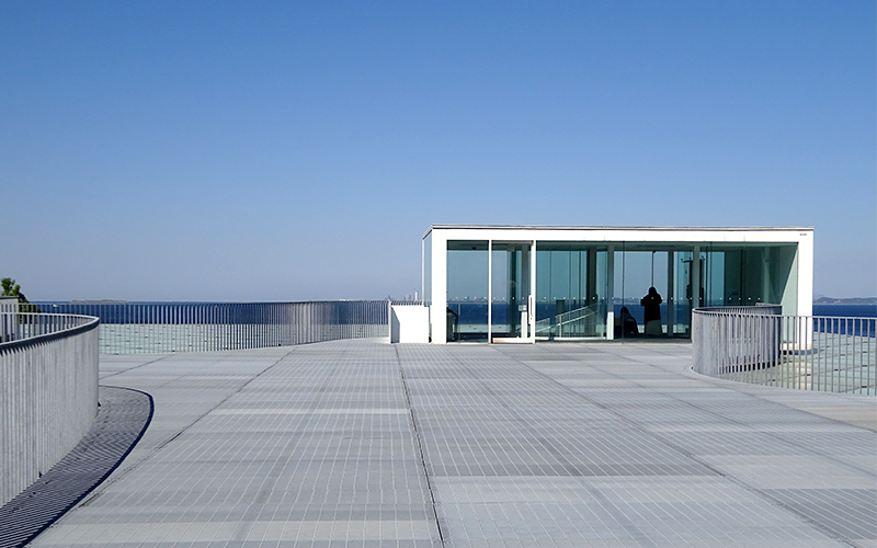 屋上は東京湾を一望できるスポットでおすすめポイントのひとつ。
