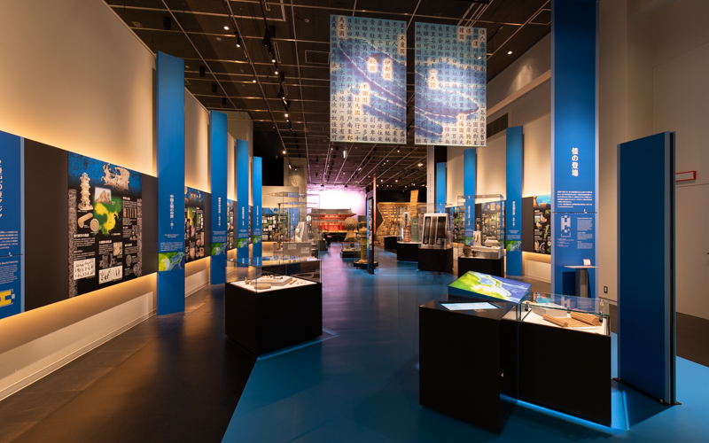 第1展示室「倭の登場」では展示空間を東アジアの海に見立てた展示がされている。
