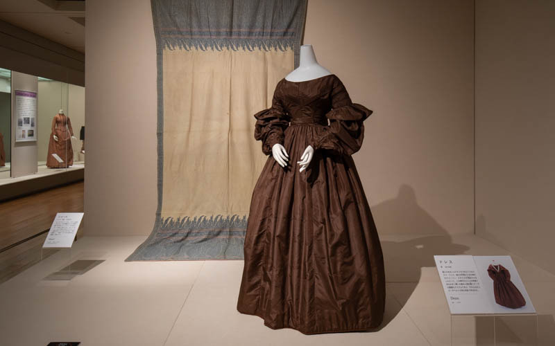 全て絹で織られたドレスとカシミアのショール。保存状態の良い衣装を間近で見ることができる。※2021年3月展示「ヨーロピアン・モード」