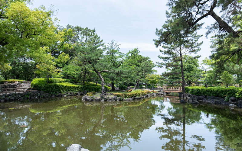 秀吉公の馬印でもあるひょうたんの形に作られている「ひょうたん池」の周囲は、大名庭園を思わせる作りになっており、四季の楽しみが感じられる。