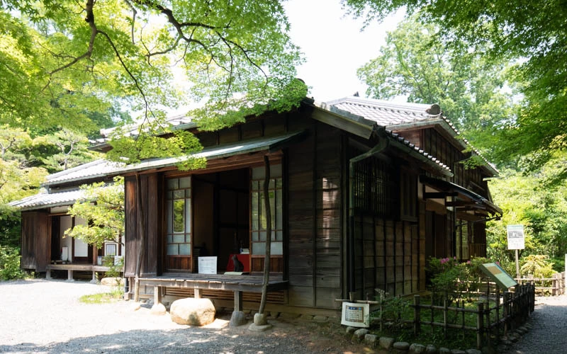 文豪・森鴎外と夏目漱石が明治期に借家として過ごしていた住宅。中の部屋には漱石の代表作でもある「吾輩は猫である」を執筆したとされる書斎も再現されており、中に入ることもできるが段差がある。