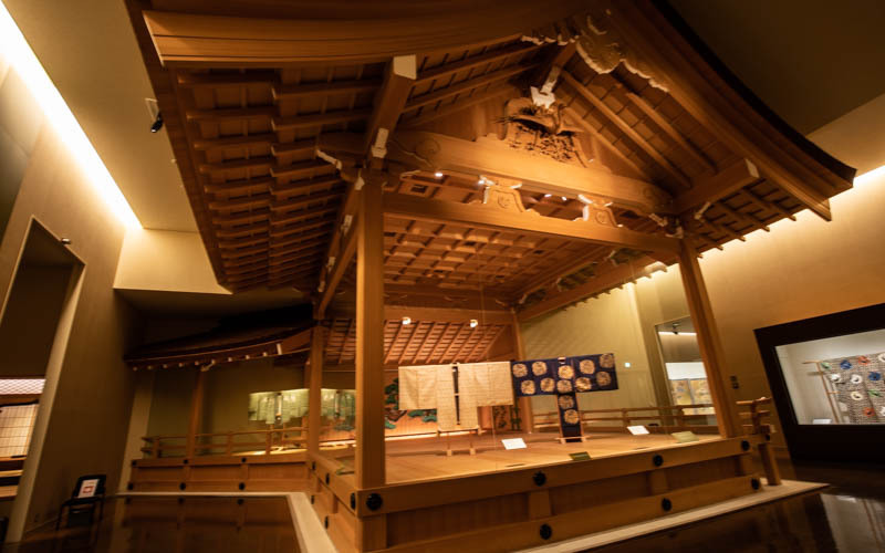 名古屋城にあった二之丸能舞台が展示のために原寸大で復元されており、そこには贅沢に数点の能装束も展示されている。（第4展示室）