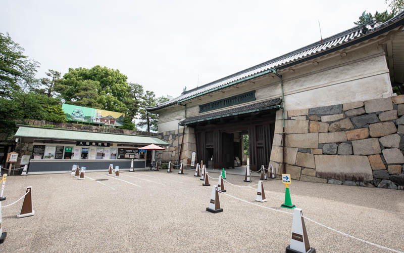 正門横の入場券売り場。こちらで車椅子を借りることができる。