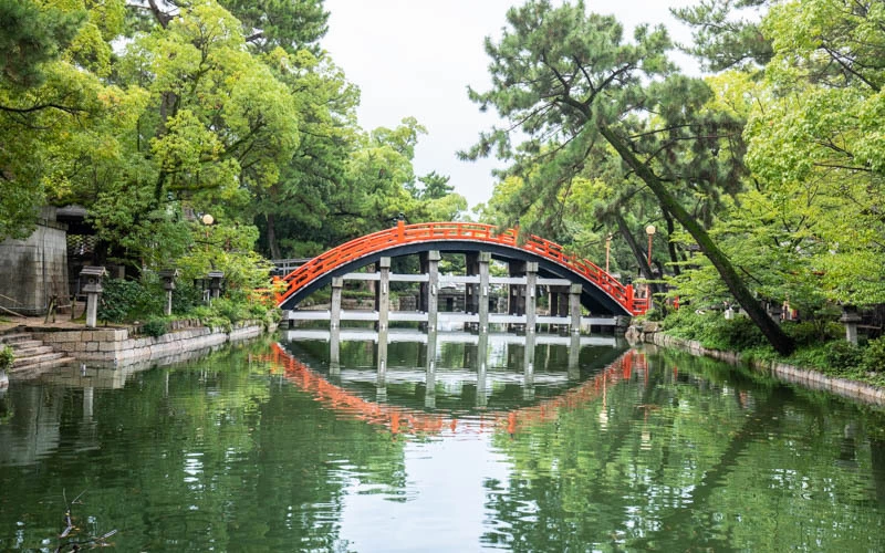 「住吉大社」の名物の一つ「反橋（太鼓橋）」は、ほかの橋から見る景色も美しい。