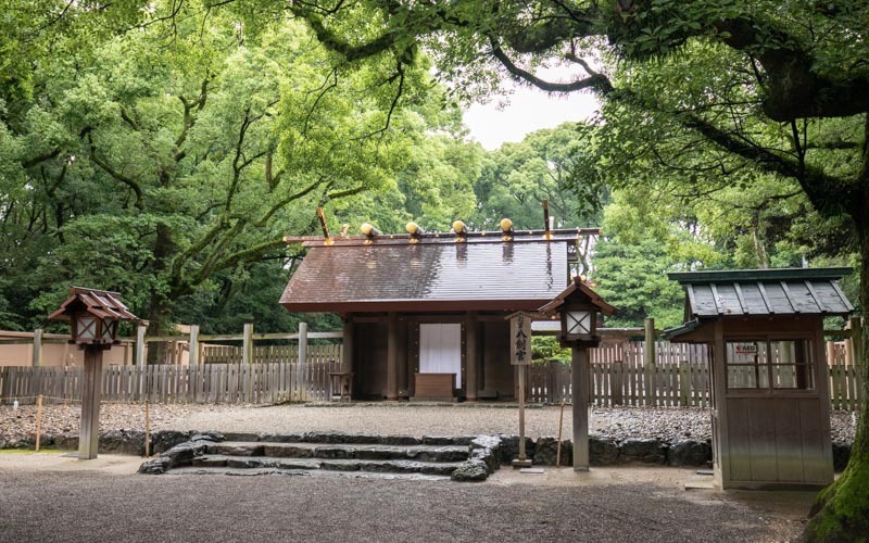 本宮と同じ造りで建てられた南門近くの「別宮八剣宮」。こちらは階段で拝殿に上がるため、車椅子のまま上がることは困難。