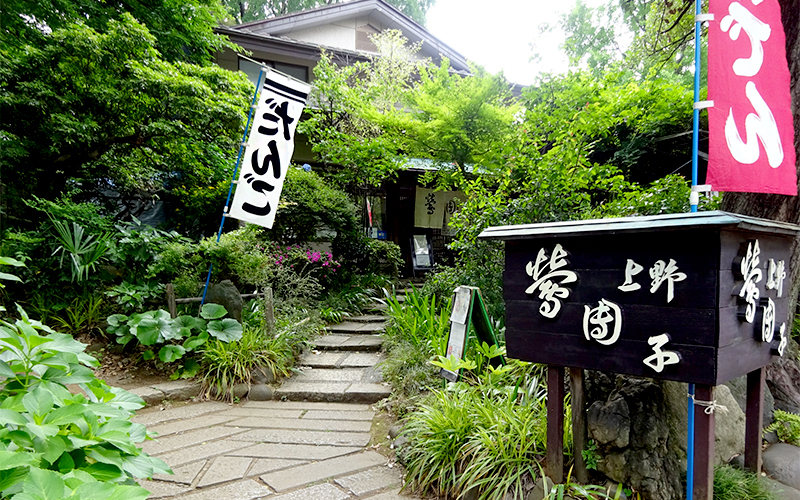 動物園正門左に甘味処あり。店の入口にはゆるやかな段差があるが、店の人に声を掛ければ車椅子を持ち上げて誘導してもらうこともできる。