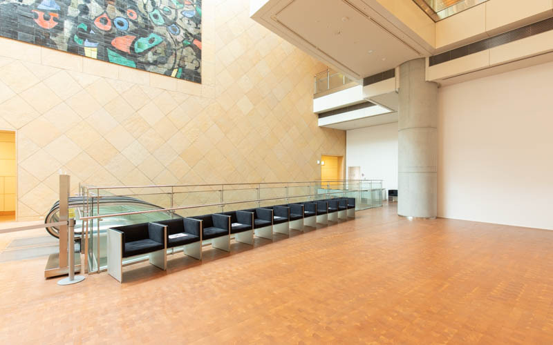 地下2階エスカレーター横のスペースは、展覧会の内容により休憩スペースとしても利用できる場合もある。※飲食は禁止