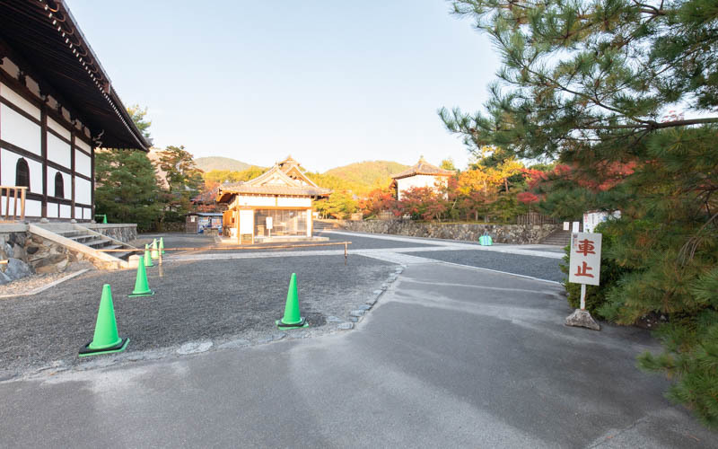 駐車場からの道はしっかりと舗装されているため、車椅子利用の方も安心して参拝できる。