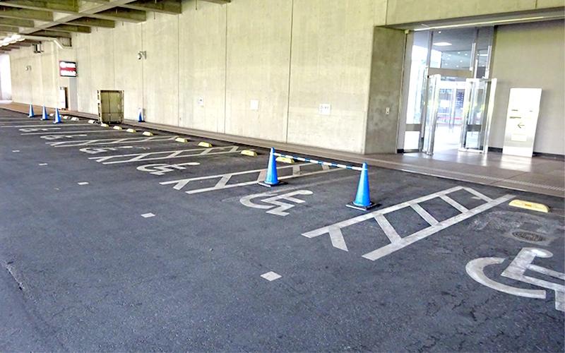 優先駐車場は、次の手帳を持っている方は駐車代が無料（身体障害者手帳、愛の手帳、療育手帳、精神障害者保健福祉手帳、被爆者健康手帳）。	