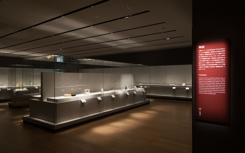 展示室内は作品保護の観点から明るさを控えている。平成知新館3F-1　陶磁展示室の様子（実際の展示とは異なります） 写真提供：京都国立博物館