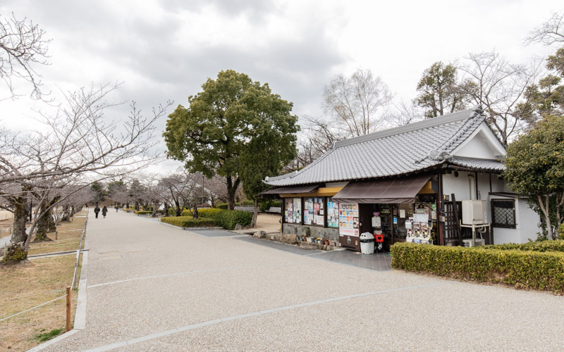 三の丸広場横の舗装路を抜けていくと、入城口手前に売店や多目的トイレがある。