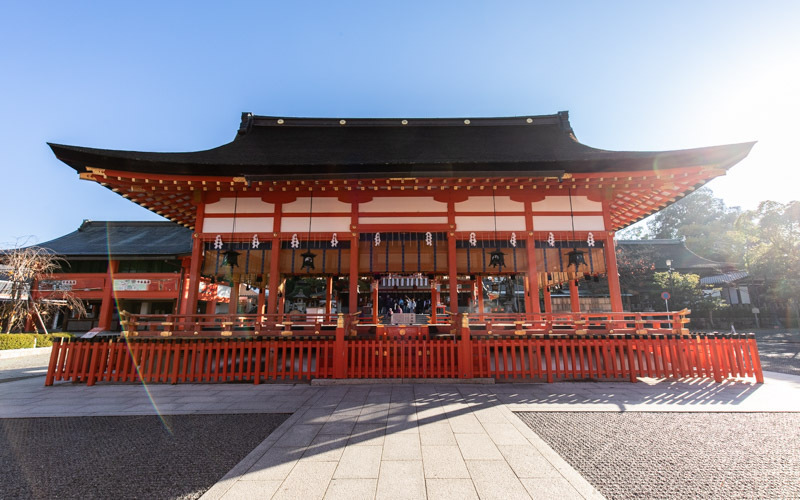 本殿前には重要文化財に指定されている「外拝殿」があり、神賑の奉納などに使われている。
