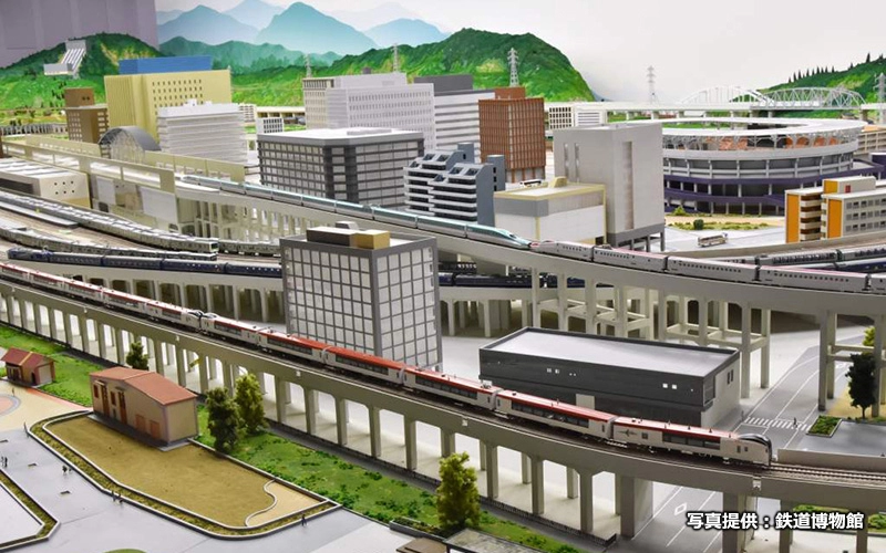 2階には日本最大級の鉄道ジオラマがある。10分程度の解説プログラムを1日に数回実施。車椅子が置けるスペースもある。									