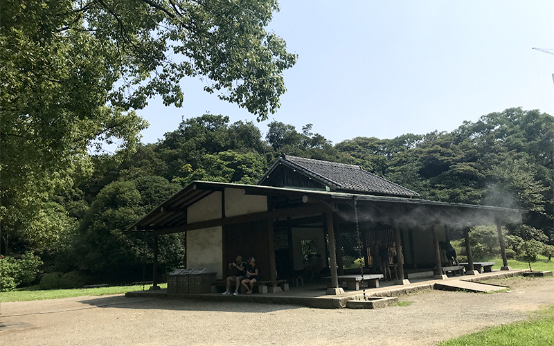 花木園にある休憩所は屋根があり、目の前には売店もあるのでゆっくり休める。	