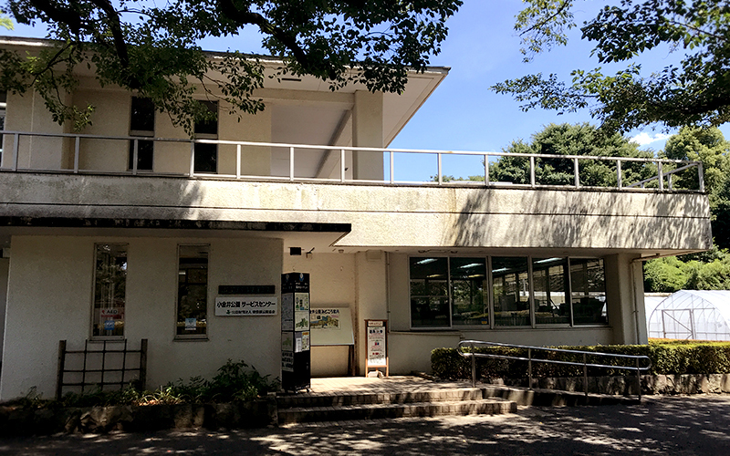 公園中央に位置するサービスセンター。車椅子の貸出あり。	