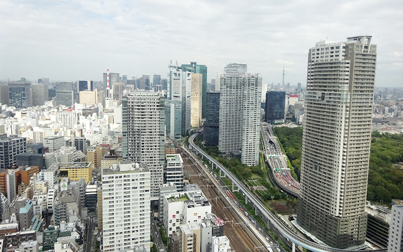 新幹線の全長（約400m）や、首都高の車などを見渡すこともできる。