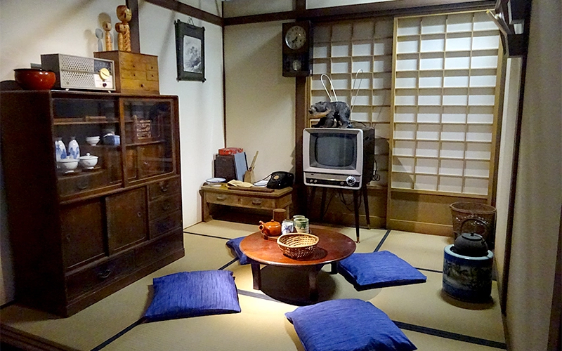 テレビが登場しはじめた頃のお茶の間を再現したセット。