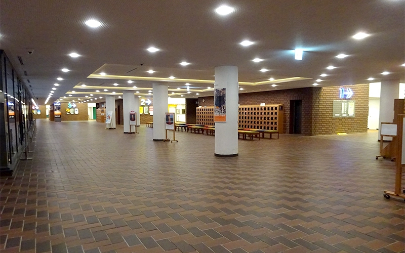 地下1階フロア。手前から奥へ第1～第4公募展示室の並びになっている。