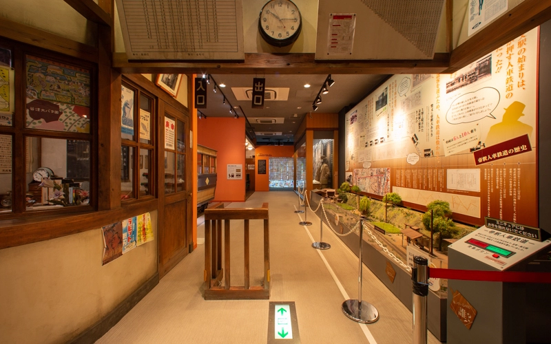 駅員が切符を切っていた頃を思い出せる懐かしい駅舎コーナー。幅が狭いので車椅子での通行には注意が必要。葛飾柴又寅さん記念館ⓒ松竹(株) 