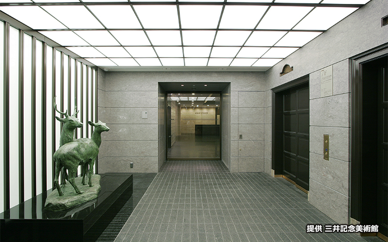 7階のエレベーターホール。商家では鹿は富の象徴と言われている。	