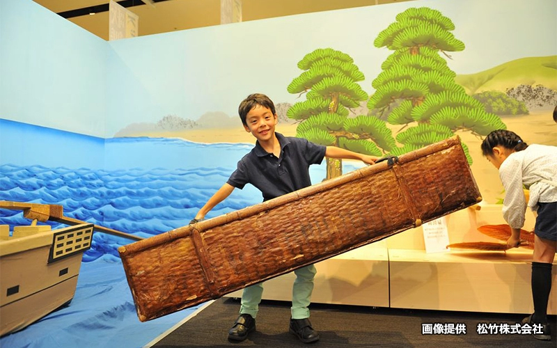歌舞伎の小道具である波ざるはあずきを左右に揺らして波の音を出せる。