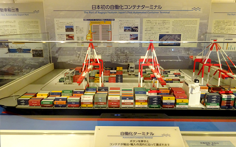 自動化コンテナターミナルを再現したジオラマ。ボタンを押すと動き、実際の稼働時の様子が伺える。