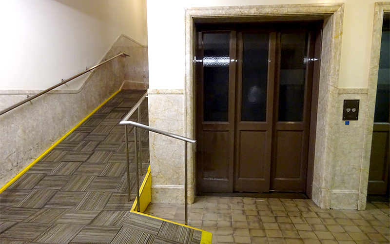 通常は階段で上階へ上がるが車椅子の場合はこちらのエレベーターで移動。