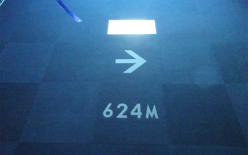 床には出口までの距離が表示されている。