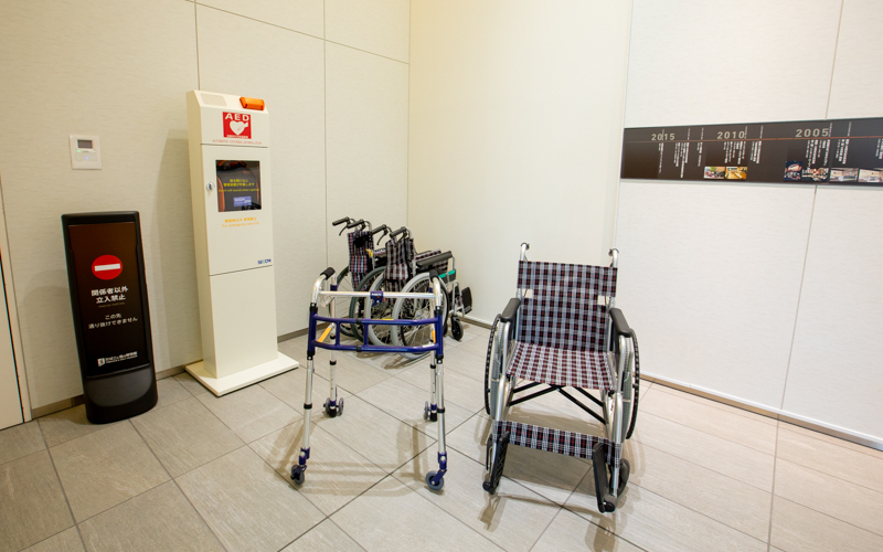 車椅子5台、歩行器2台の無料貸し出しあり。AEDも完備している。									