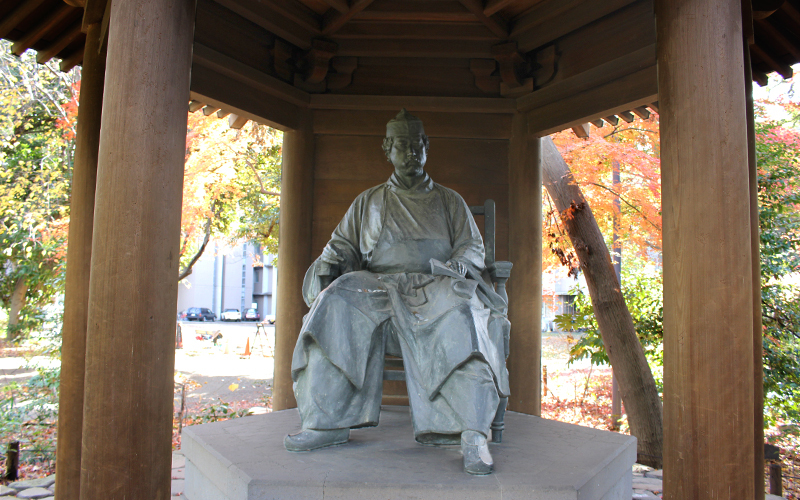 大学構内には本美術館の前身である東京美術学校の校長を務めた岡倉天心像がある。