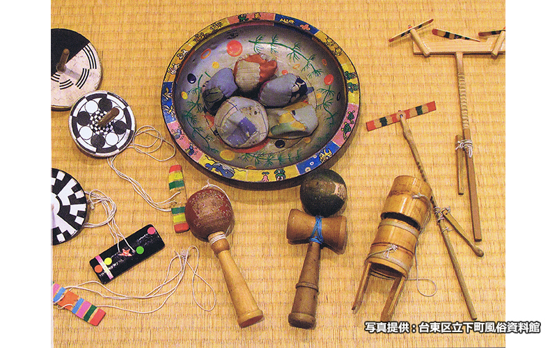 玩具コーナーで展示されている独楽やメンコなどは手に取って遊ぶことができる。 