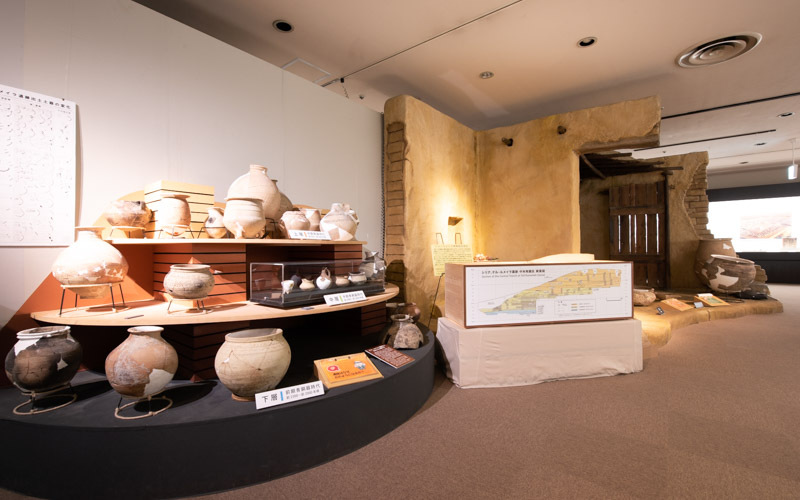 シリア「テル・ルメイラ遺跡」より発掘された出土品が時代ごとに展示されている。