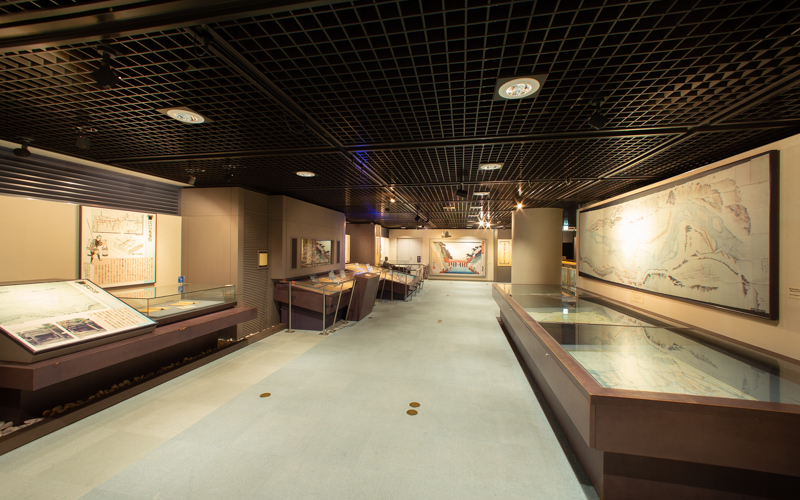 2階には古文書（レプリカ）や玉川上水の歴史に関わる展示物などがある。									