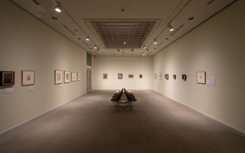 2階の展示室Cは椅子に座ってゆっくり観覧することが可能。目黒区美術館コレクション展　越境者たちーBEYOND THE BORDERS 2020年