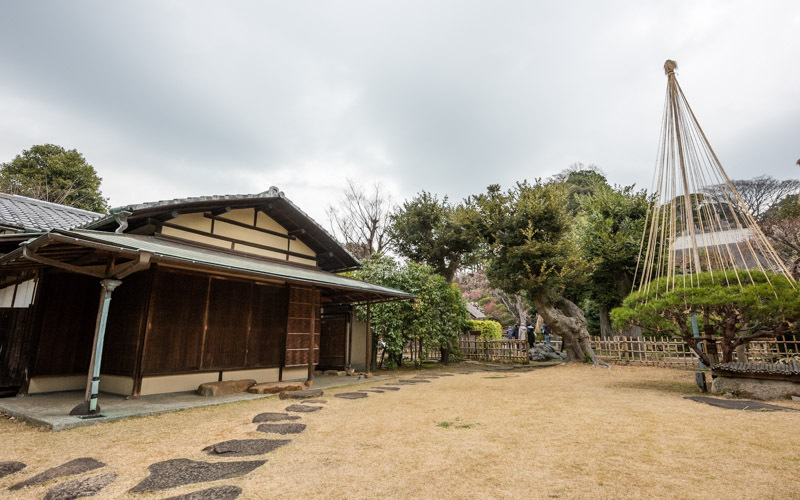 政治家・藤山愛一郎氏所有の茶室「聴雨庵」は1983年に「藤友倶楽部」より大田区に寄贈された。									