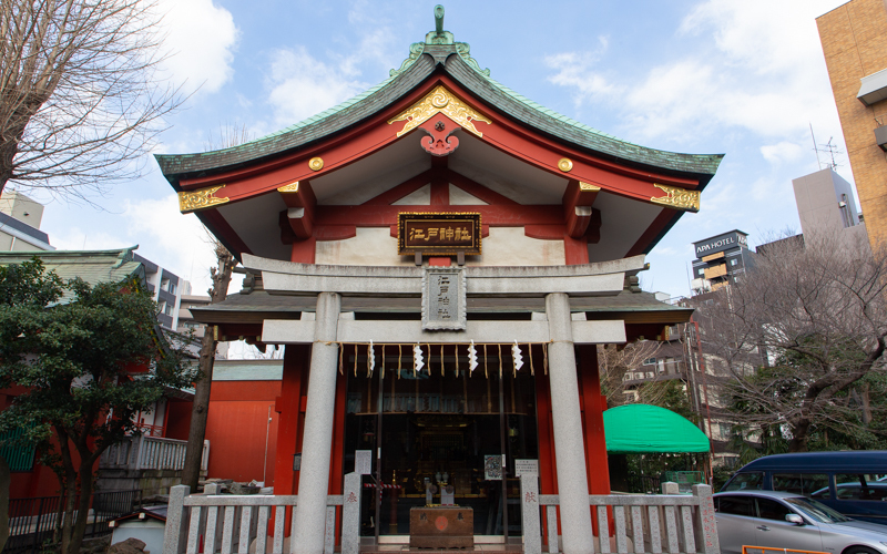 摂社として建速須佐之男命（たけはやすさのおのみこと）が祀られている江戸神社も御神殿の横に鎮座している。