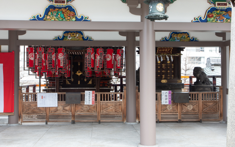 北回廊にある笹塚稲荷神社と戸隠神社も本殿とあわせてお参りしておきたい。