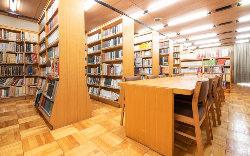 2階の図書資料室は歴史研究などを目的に利用することができる。