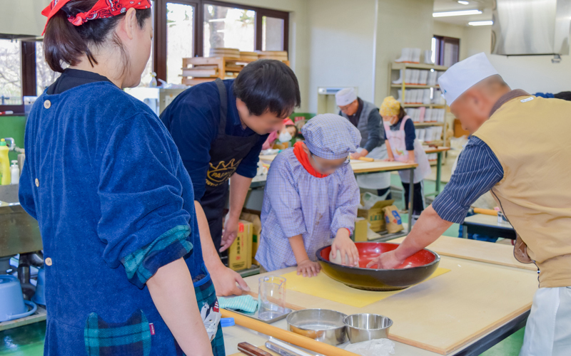 「加工実習館」では味噌作りや餅つき、親子でそば打ちの体験ができる。 ※要予約・有料