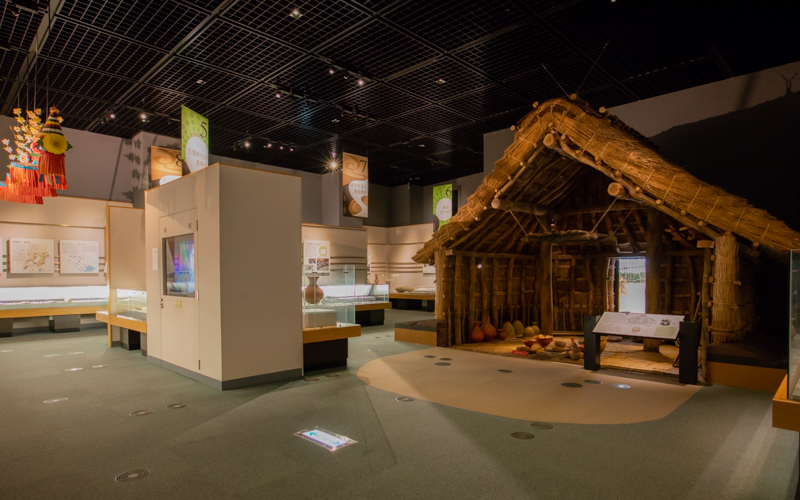 弥生時代から中世までの展示。実物大の竪穴式住居の復元模型からは当時の生活がうかがえる。