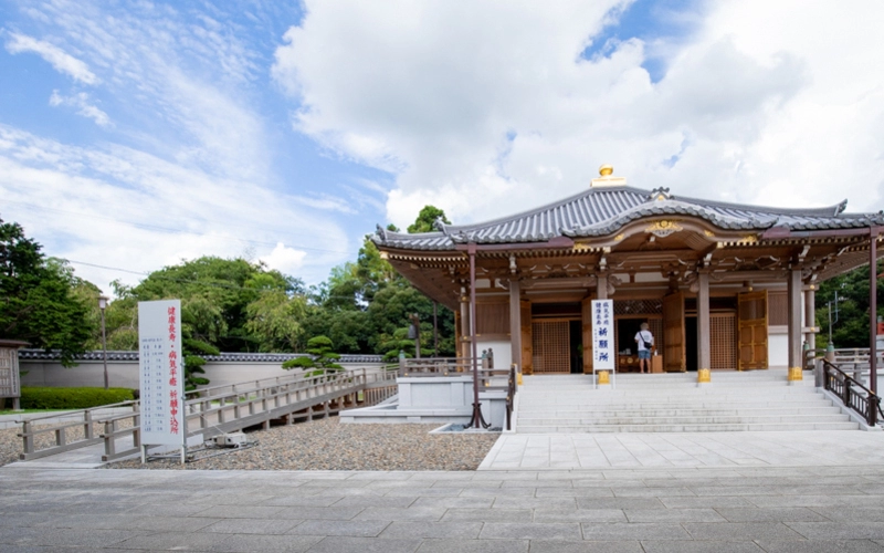 醫王殿（いおうでん）。健康長寿と病気平癒の祈祷を行う場所。車椅子の場合はスロープを利用。