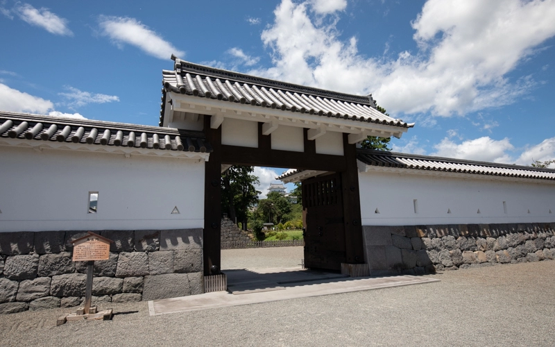 復元された「馬出門」が正面入口となっている。路面は砂利道となっているが敷居にはスロープが設置されており車椅子でも走行可能。
