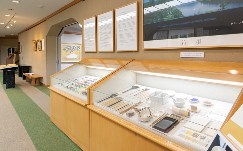 日本画の画材などの展示もされており、その豊富な種類の岩絵具なども見ることができる。