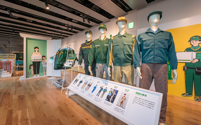 宅急便体験コーナーでは、歴代の制服や業務に使用する情報機器などが展示されている。制服を着用して撮影することもできる。