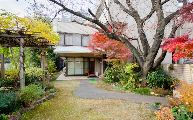 ソメイヨシノが植えられ、秋には紅葉も見られる美空ひばりの憩いの場所となっていた庭。自宅2階の角から景色を眺めていることも多かった庭は当時の景色のままとなっている。